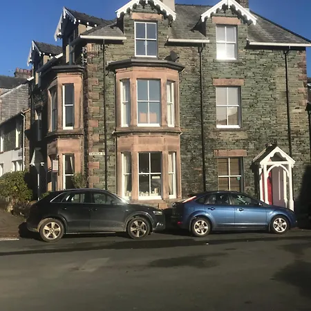 לינה וארוחת בוקר Portland House *