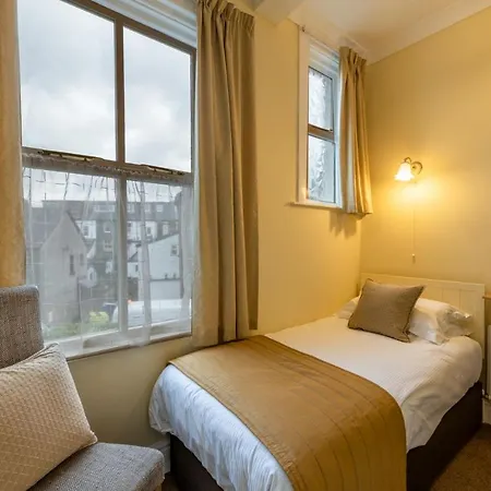 לינה וארוחת בוקר Portland House